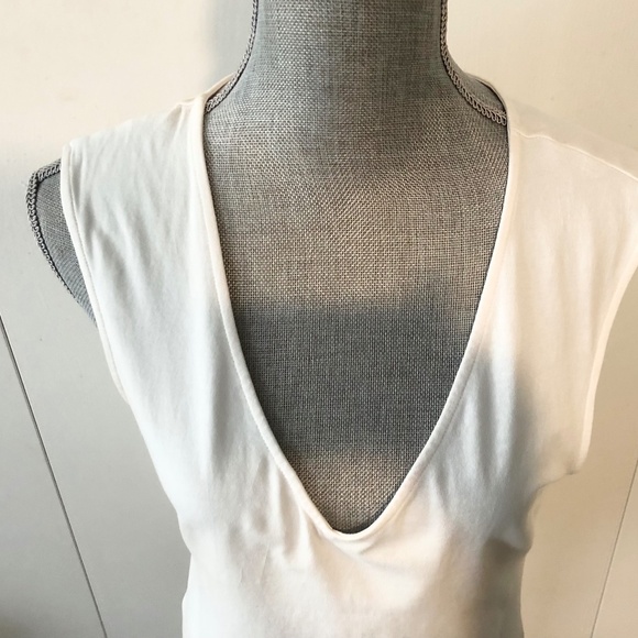 🕙 BASIC BRAND WHITE V SLEEVLESS TOP SIZE MEDIUM - Picture 6 of 8